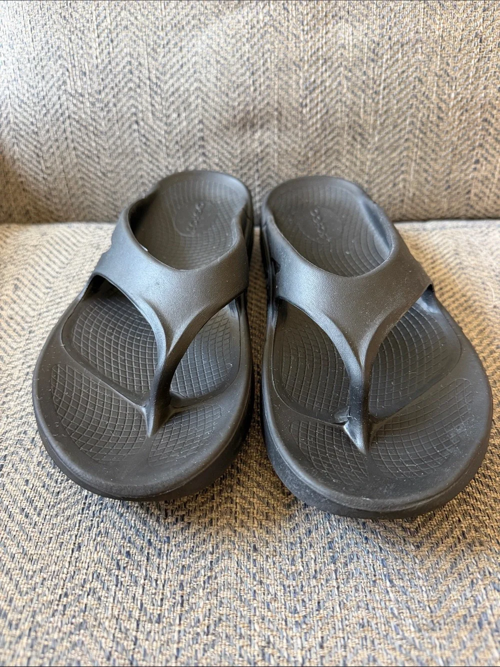 OOFOS OOlala Luxe Unisex Black Thong Flip Flop Sandals Size M7/W9 (Eu:40)